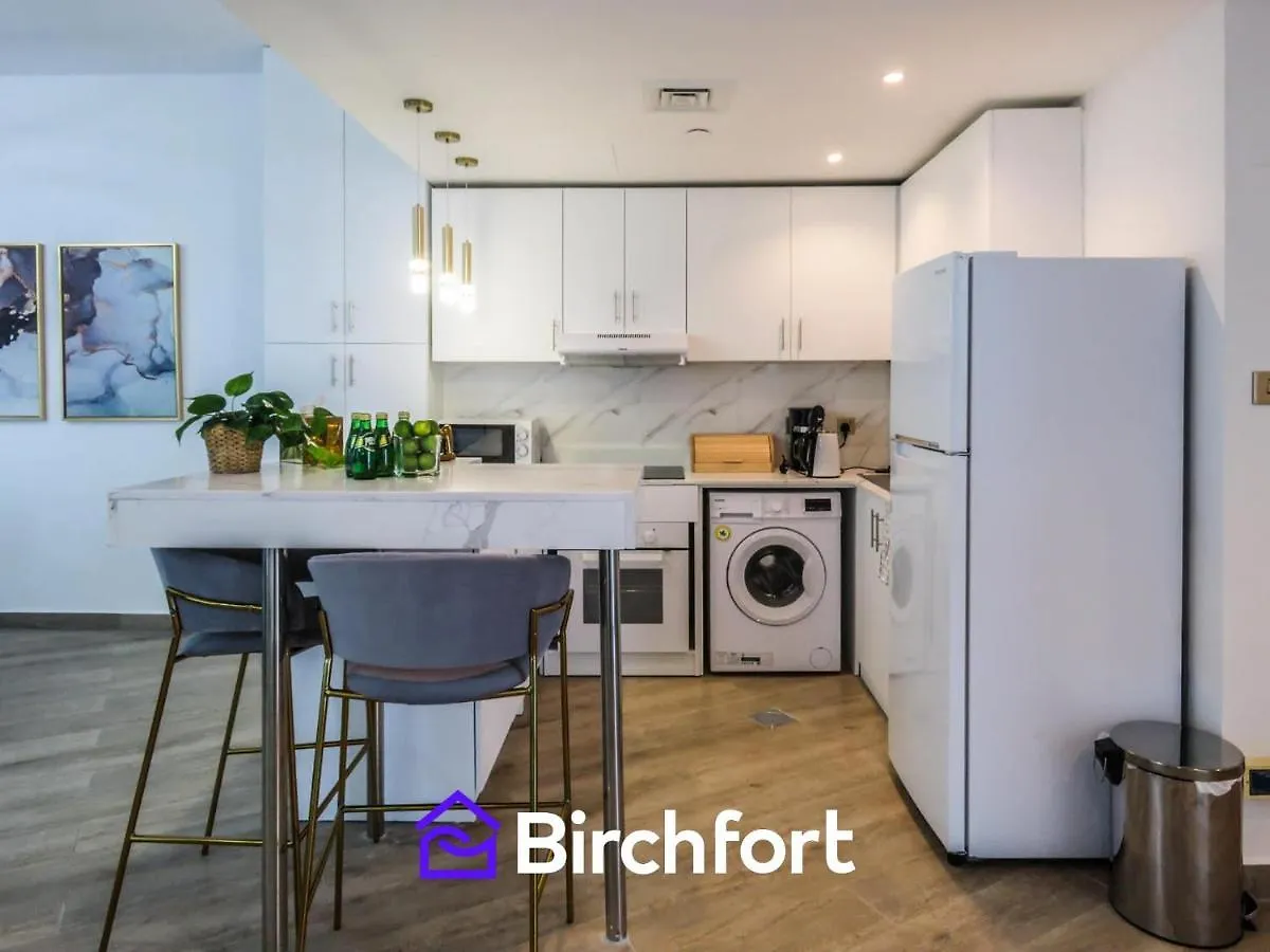 Birchfort - Newly Renovated Huge 2 Bedroom Apartment Dubai